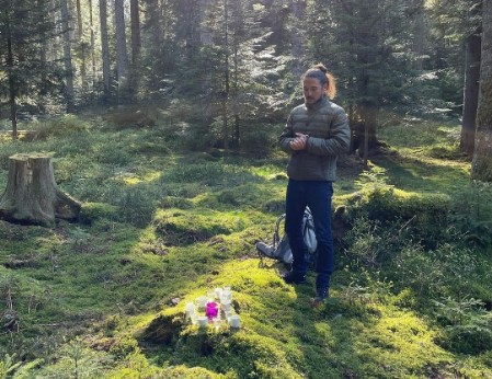 Hassan Hjaij steht bewusst im Wald