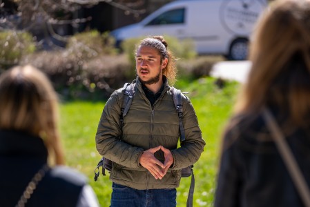 Hassan Hjaij begrüsst eine Gruppe zum Waldbaden