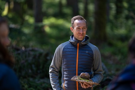 Mann mit Freude im Gesicht beim Waldbaden