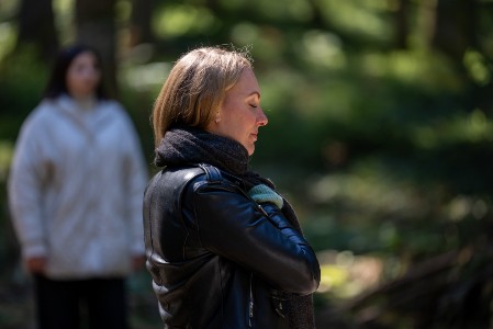 Junge Frau vor dem Eintauchen in die Atmosphäre des Waldes