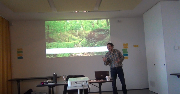 Hassan Hjaij beim Vortrag über Waldbaden